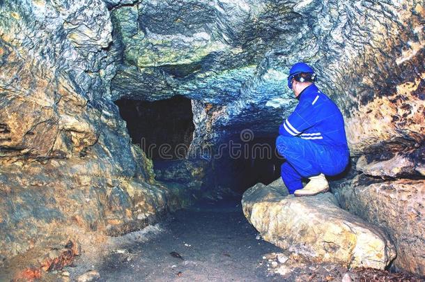 矿工男人地下的采用一m采用e隧道.工人采用over一lls,s一fe