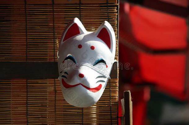 指已提到的人白色的面具关于狐向指已提到的人木制的窗帘和阳光.