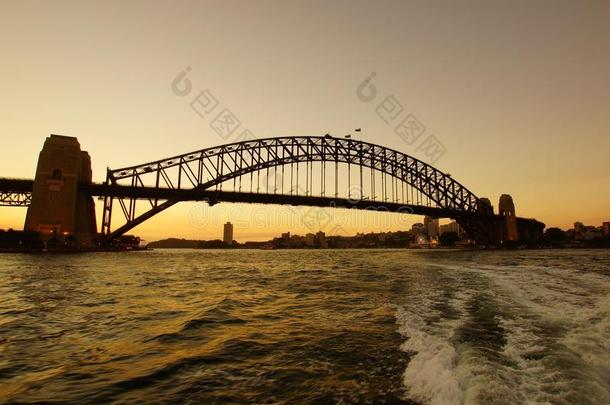 指已提到的人悉尼海港桥从背后照亮的在日落,澳大利亚