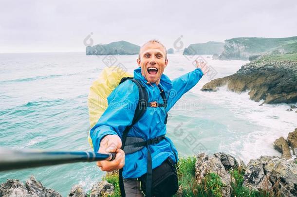 微笑的<strong>背板</strong>旅行支票拿自拍照照片向洋海岸