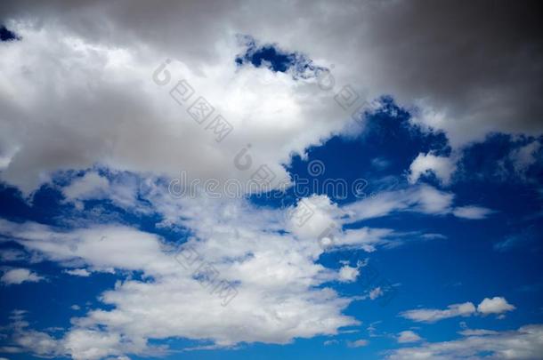 蓝色天和云景背景