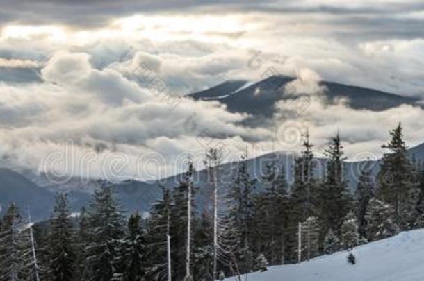 全景画雪山风景.日出越过喀尔巴阡山脉的登上