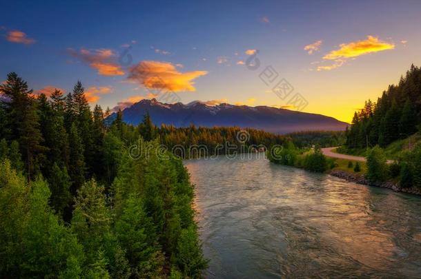 日落在上面弗雷泽语源不详河在近处碧玉国家的公园采用加拿大