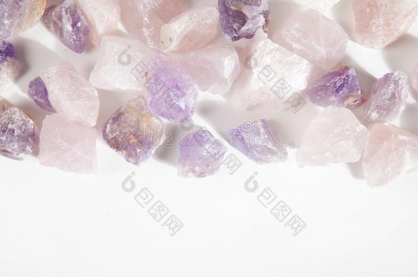 紫蓝色宝石和粉红色的石英growth