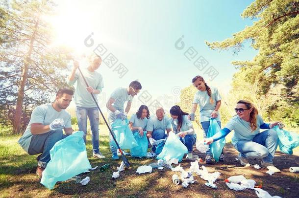 义务工作者和垃圾袋清洁公园地区