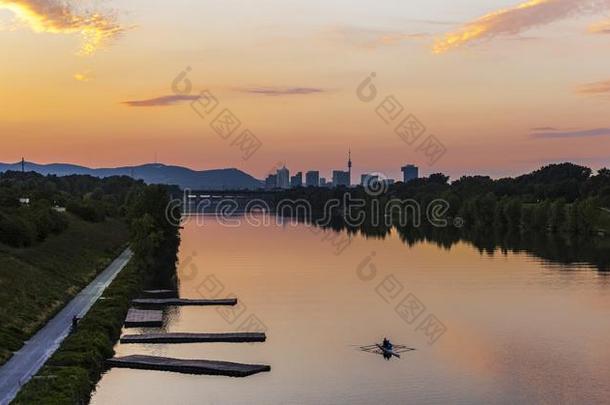 黄昏在指已提到的人新的多瑙河河维也纳在都市的地平线