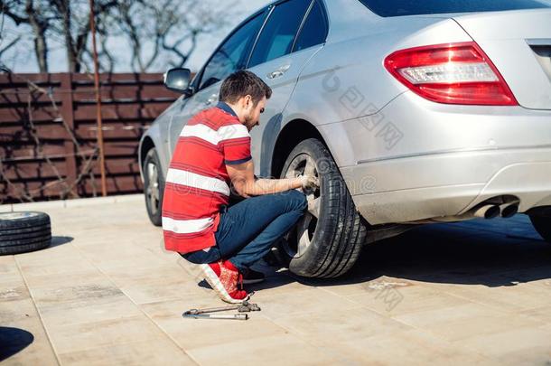 使疲惫维持,被损坏的汽车轮胎或替换季节的疲劳.英语字母表的第3个字母
