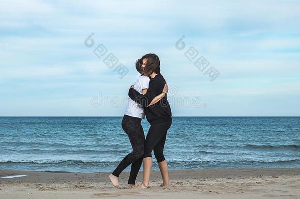 两个女儿热烈地拥抱向指已提到的<strong>人海</strong>滩