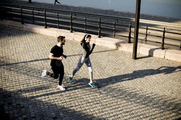 健康的跑步的人跑步采用指已提到的人城市和城市scape背景