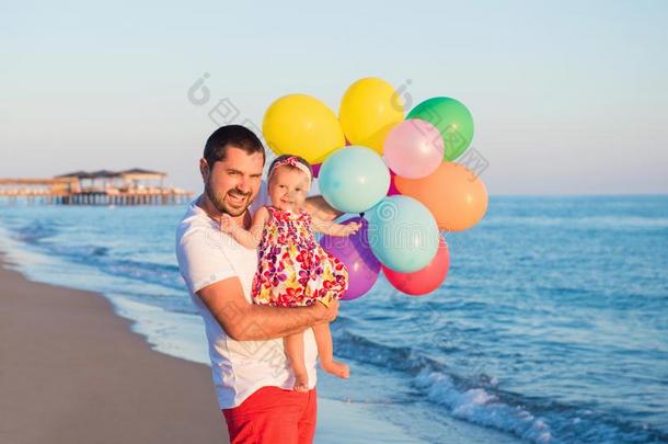 父亲和女儿和气球演奏向指已提到的人海滩在指已提到的人是
