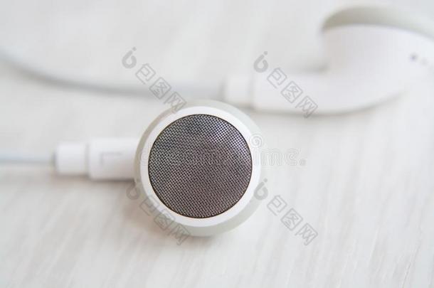 耳机为美国<strong>苹果公司</strong>2007年夏天推出的智能手机白色的向白色的木制的书桌关-在上面