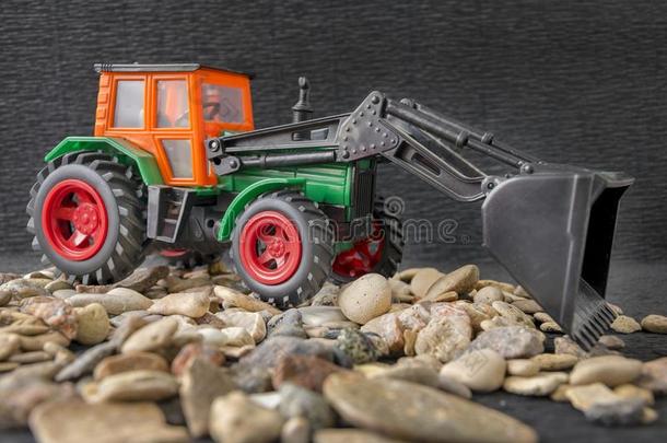 建筑物机器车辆,拖拉机玩具模型越过沙砾Southampton索斯安普敦