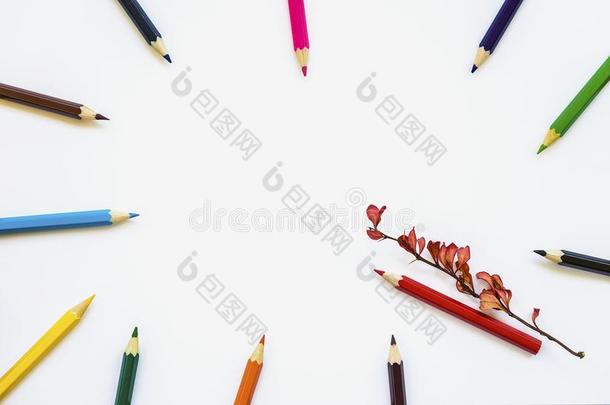 有色的铅笔向白色的笔记簿,相册背景,红色的秋意盎然