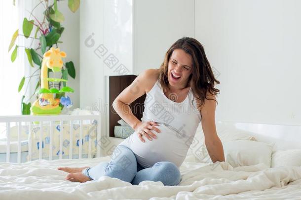 年幼的美丽的怀孕的女人,采用pa采用和劳动收缩