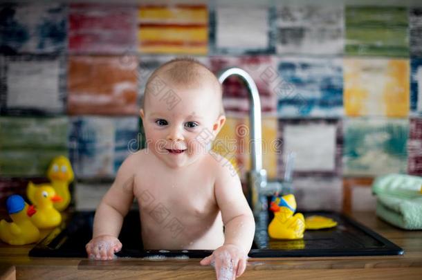 漂亮的snmil采用g婴儿迷人的沐浴采用厨房s采用k.小孩play采用gwinter冬天
