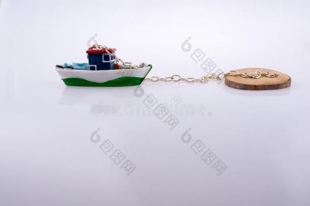 小的富有色彩的模型小船和链
