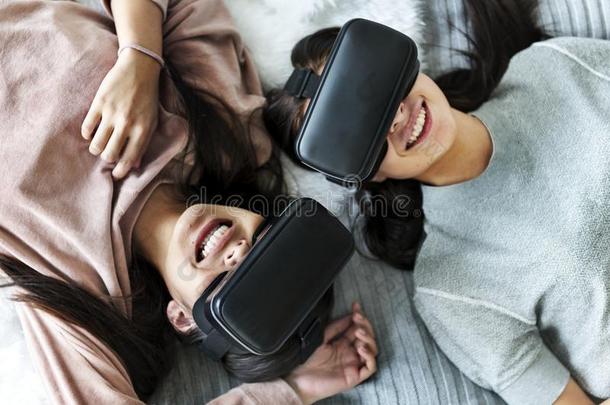 女人体验实质上的现实和VirtualReality虚拟现实戴在头上的耳机或听筒