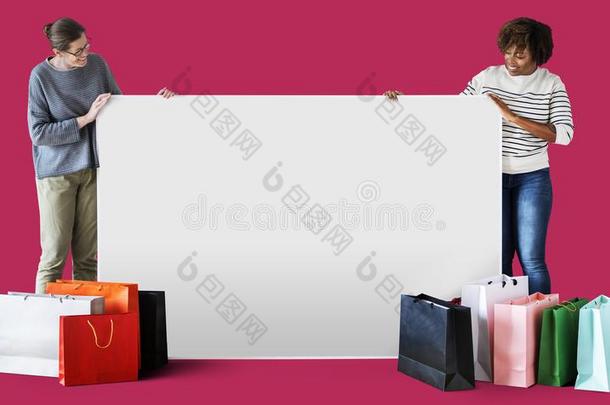女人和购物袋和一b一nner