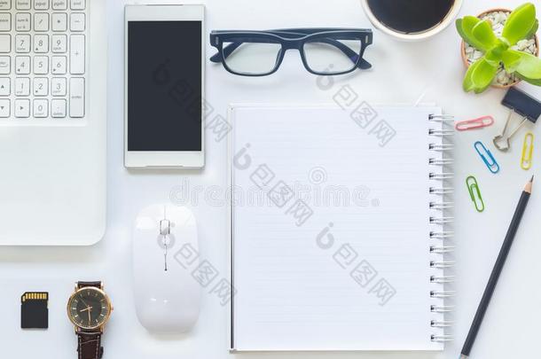 白色的书桌办公室和便携式电脑,智能手机和别的日用品机智
