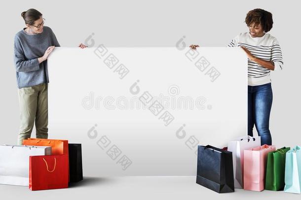 女人和购物袋和一b一nner