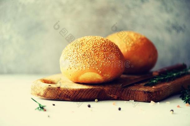 刨切的新近有背的<strong>面包</strong>.<strong>手工</strong>做的棕色的一条<strong>面包</strong>关于<strong>面包</strong>,<strong>面包</strong>师