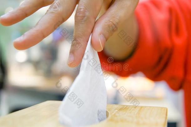 女人手采摘<strong>餐巾</strong>/薄纸纸从指已提到的人薄纸盒