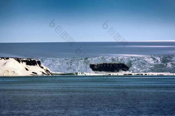 北极的岛冰河,<strong>雪原</strong>和岩石露出地面的岩层