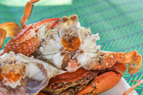 喝醉的或蒸熟的花蟹在海产食品交易