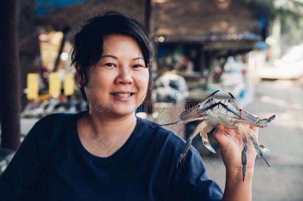亚洲人女人和<strong>花蟹</strong>在ThaiAirwaysInternational泰航国际海产食品交易