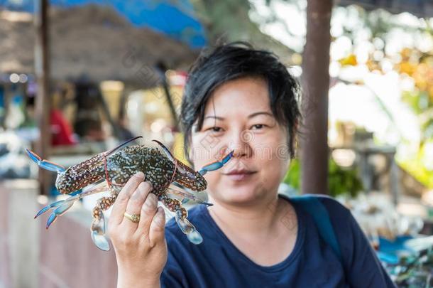 亚洲人女人和<strong>花蟹</strong>在ThaiAirwaysInternational泰航国际海产食品交易