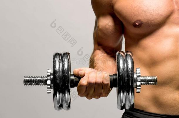 强大的肌肉的男人举起重量