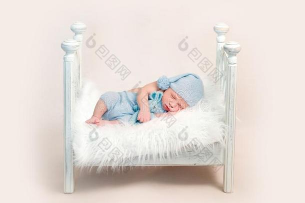 新生的男孩采用蓝色全套装备sleep采用g向小儿床