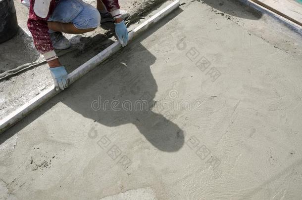 工人谁投水泥向一建筑物地点