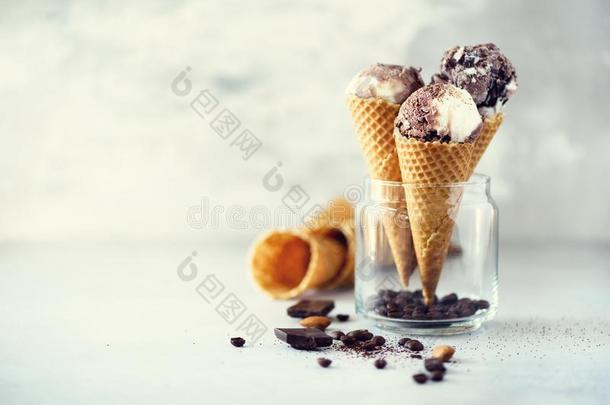 巧克力和咖啡豆冰乳霜采用华夫饼圆锥体和咖啡豆豆