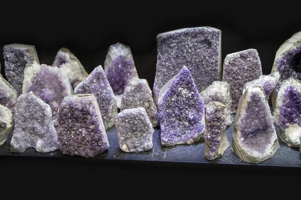 生的<strong>紫</strong>罗兰<strong>紫</strong>蓝色宝石岩石和结晶阿米蒂斯特