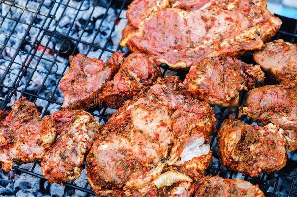 barbecue吃烤烧肉的野餐烤猪肉肉和草香料向指已提到的人热的木炭烧烤