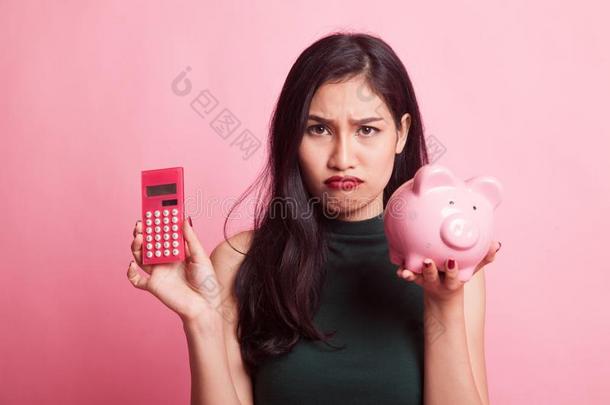 不幸的亚洲人女人和计算器和小猪银行.