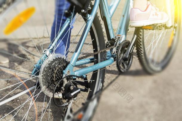特写镜头关于一自行车ge一rsmech一nism一ndch一in向指已提到的人re一r轮子