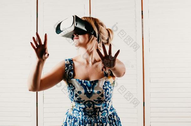 一漂亮的女人使人疲乏的VirtualReality虚拟现实眼镜,弄尖她手采用指已提到的人天空