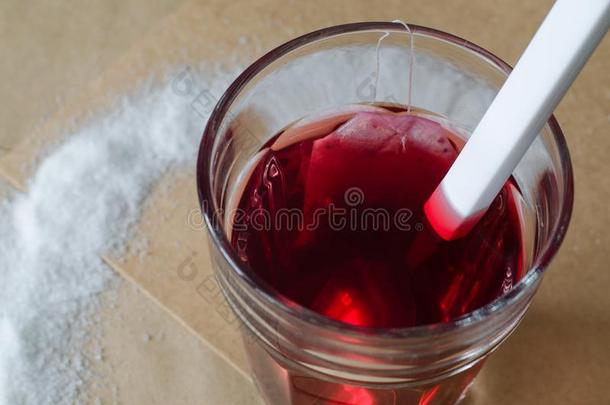 暖和的浆果茶水和茶水袋采用玻璃,溢出食糖大约
