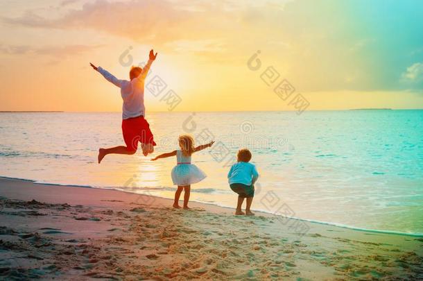 父亲和儿子和女儿享有海滩假期