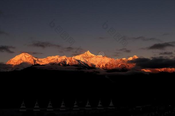 中国德勤县米莉雪山<strong>日照</strong>市金山