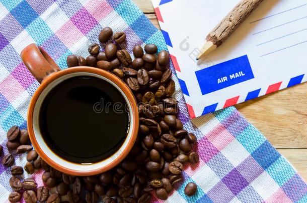 黑的咖啡豆采用杯子和咖啡豆豆和邮件纸