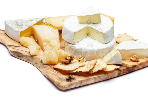 法国布里白乳酪奶酪向一木制的Bo一rd和发疯的一ndbre一d