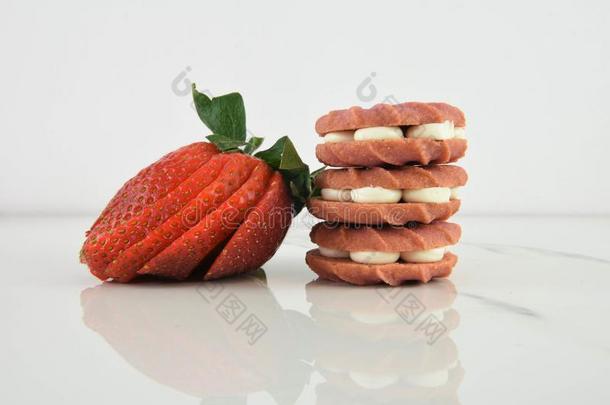 粉红色的<strong>草莓味饼干</strong>或甜<strong>饼干</strong>向白色的