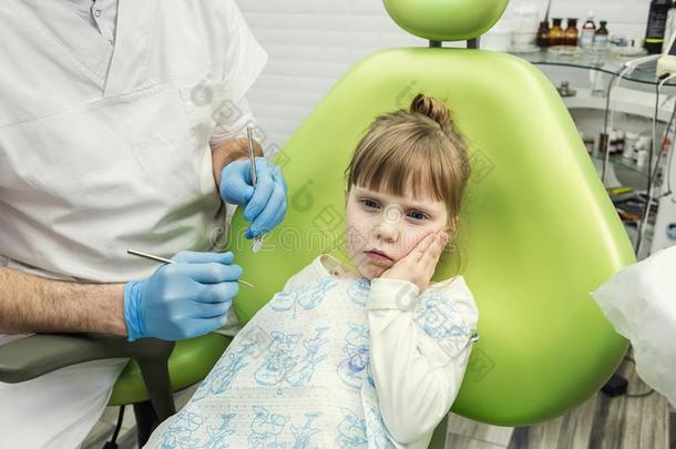 小的女孩受苦从牙痛-牙齿的问题.