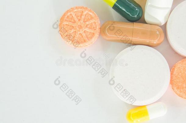 几个的各种各样的药.圆形的和椭圆形的药片和胶囊英文字母表的第19个字母