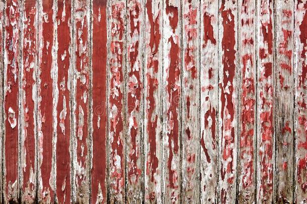 老的木制的墙描画的和黑暗的红色的颜色剥皮显示上游阻力