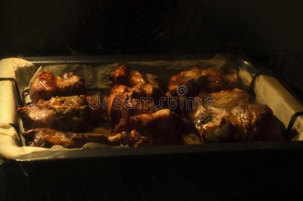 鸡肉是（be的三单形式烘烤制作的采用烤箱过程cook采用g