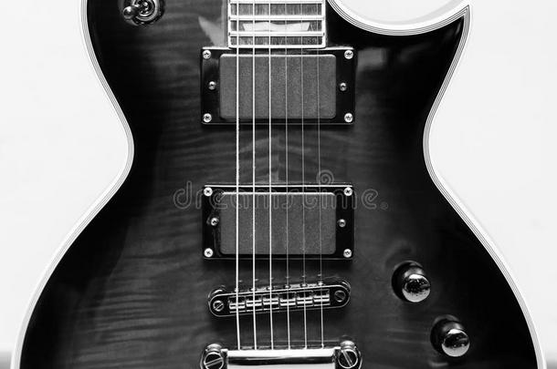 黑的和白色的电的吉他和洪巴克拾音器
